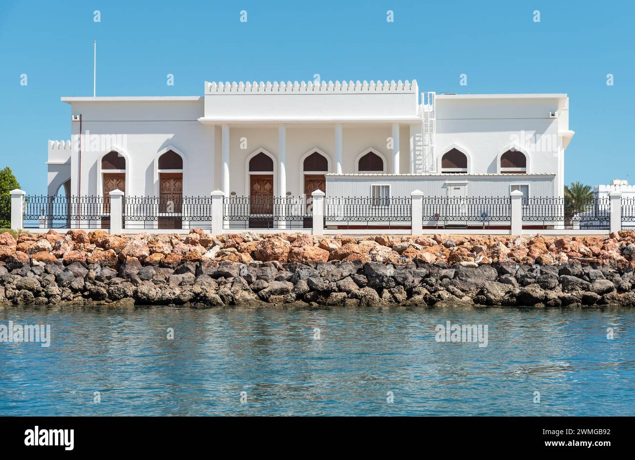 Maison blanche arabe typique sur la côte de la baie dans la ville de sur, Oman, moyen-Orient Banque D'Images