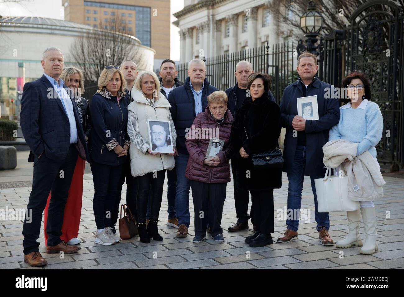 Marie Newton (au centre), veuve de John Toland, avec leurs enfants, devant les cours royales de justice de Belfast après avoir réglé son affaire contre le ministère de la Défense et le PSNI. Date de la photo : lundi 26 février 2024. Banque D'Images