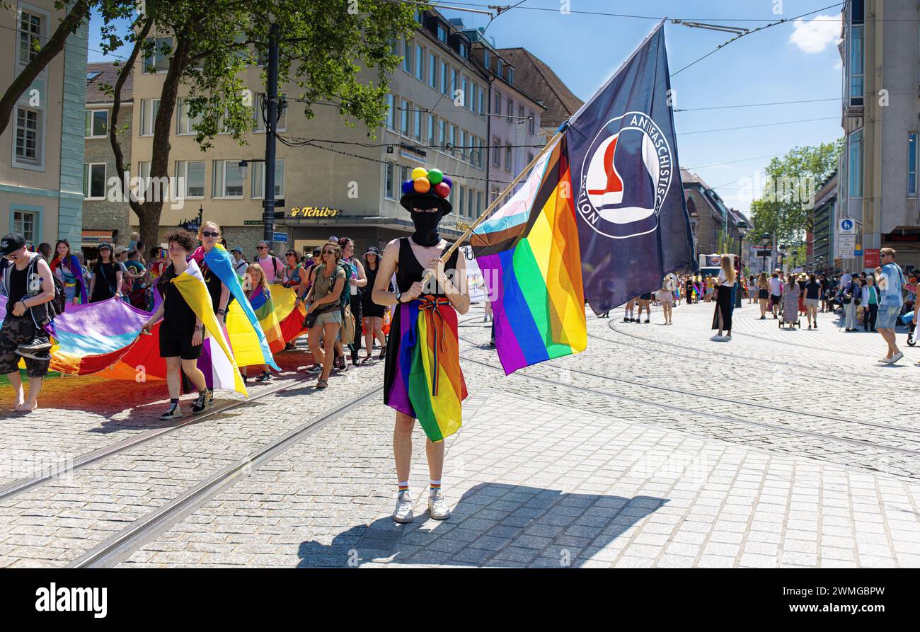 Die Flagge der linksextremen Antifaschistischen Aktion - kurz Antifa - SAH man am diesjährigen CSD Freiburg besonders im vorderen Umzugsteil sehr oft. Banque D'Images