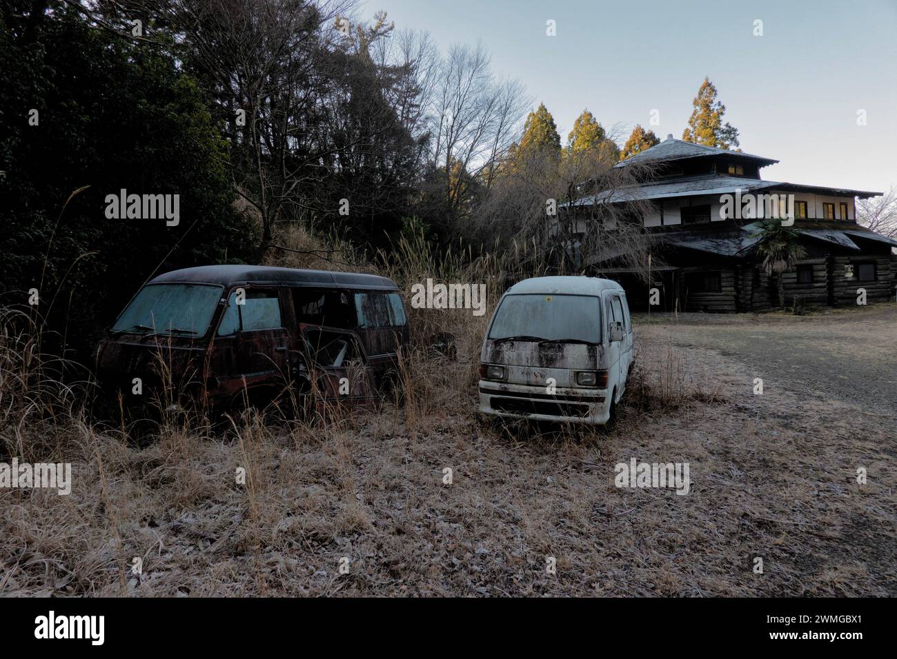 Véhicules abandonnés le long de la route de pèlerinage de Kumano Kodo, Wakayama, Japon Banque D'Images