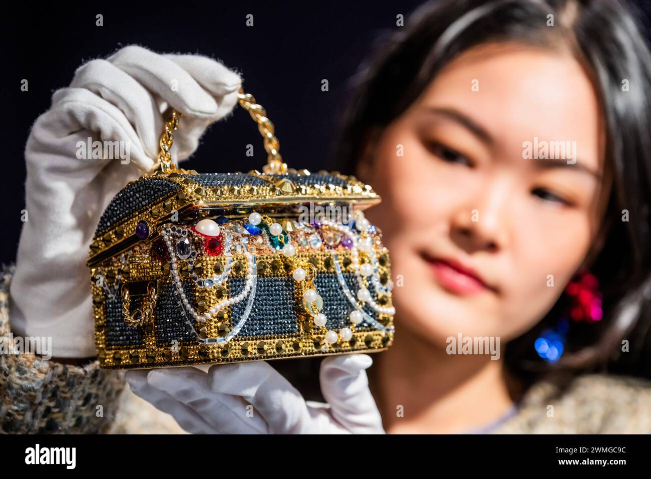 Londres, Royaume-Uni. 26 février 2024. Judith Leiber : a Gold 'Sunken Treasure Chest' Clutch Bag, 2022, est £600 - £800 - Un aperçu de la vente de sacs à main et de mode chez Bonhams Knightsbridge, Londres. La vente elle-même aura lieu le 28 février à Knightsbridge. Crédit : Guy Bell/Alamy Live News Banque D'Images