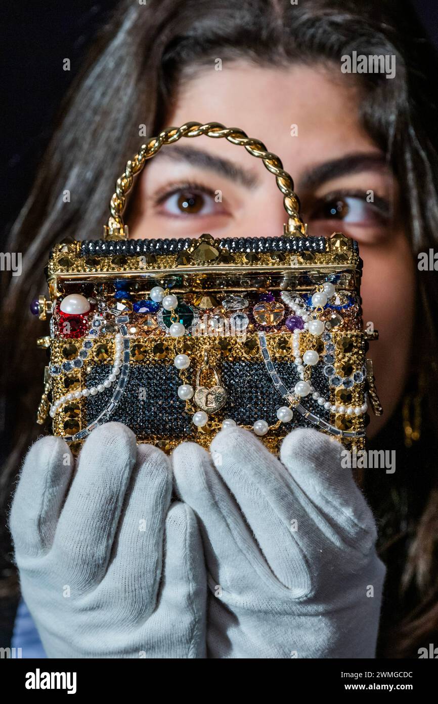 Londres, Royaume-Uni. 26 février 2024. Judith Leiber : a Gold 'Sunken Treasure Chest' Clutch Bag, 2022, est £600 - £800 - Un aperçu de la vente de sacs à main et de mode chez Bonhams Knightsbridge, Londres. La vente elle-même aura lieu le 28 février à Knightsbridge. Crédit : Guy Bell/Alamy Live News Banque D'Images