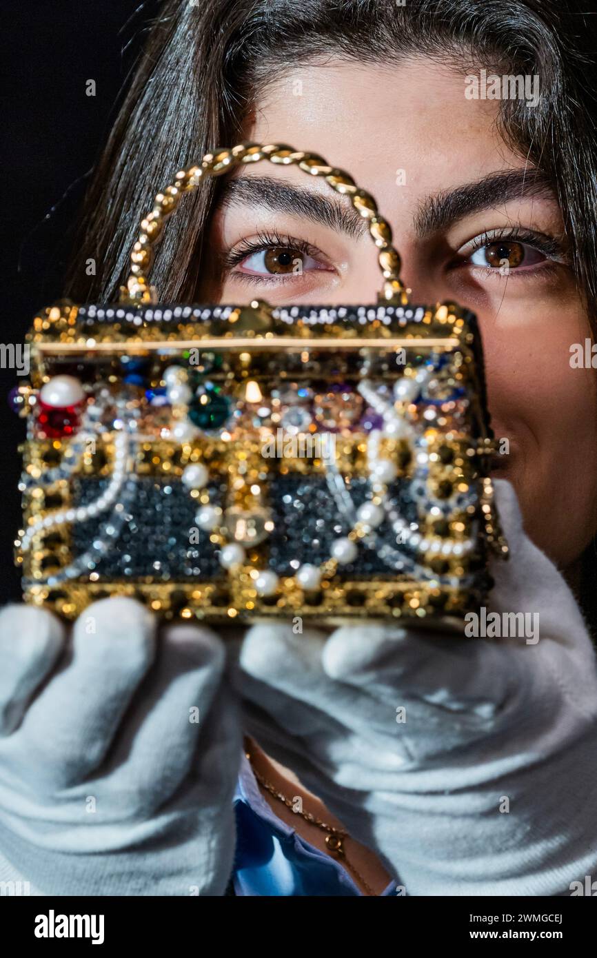 Londres, Royaume-Uni. 26 février 2024. Judith Leiber : a Gold 'Sunken Treasure Chest' Clutch Bag, 2022, est £600 - £800 - Un aperçu de la vente de sacs à main et de mode chez Bonhams Knightsbridge, Londres. La vente elle-même aura lieu le 28 février à Knightsbridge. Crédit : Guy Bell/Alamy Live News Banque D'Images