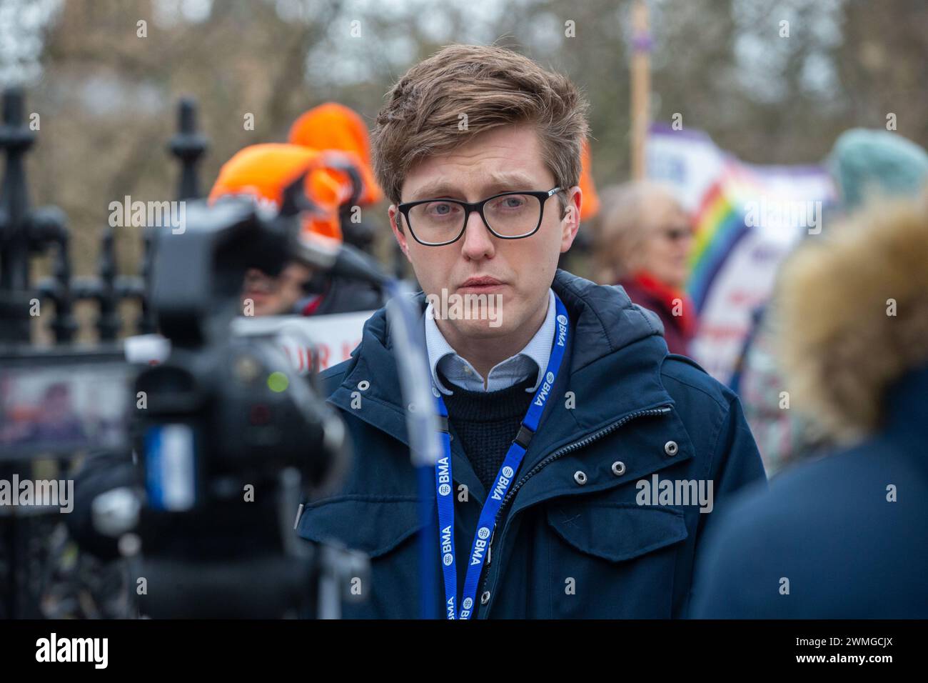 Londres, Angleterre, Royaume-Uni. 26 février 2024. Le co-président du comité junior de BMA, Dr ROBERT LAURENSON, vu à la ligne de piquetage à doctorsÂ extérieur de l'hôpital St Thomas. (Crédit image : © Tayfun Salci/ZUMA Press Wire) USAGE ÉDITORIAL SEULEMENT! Non destiné à UN USAGE commercial ! Crédit : ZUMA Press, Inc/Alamy Live News Banque D'Images