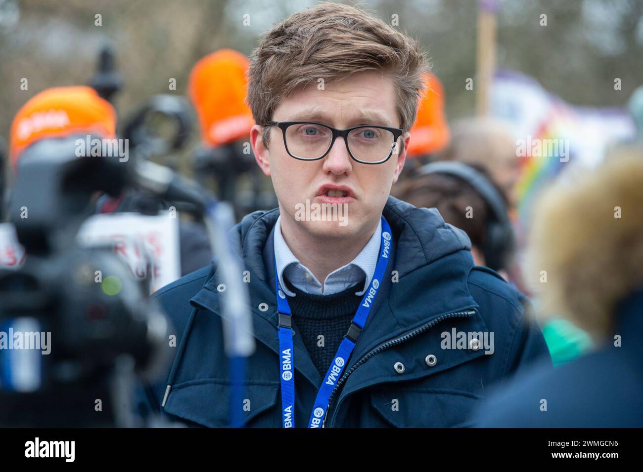 Londres, Angleterre, Royaume-Uni. 26 février 2024. Le co-président du comité junior de BMA, Dr ROBERT LAURENSON, vu à la ligne de piquetage à doctorsÂ extérieur de l'hôpital St Thomas. (Crédit image : © Tayfun Salci/ZUMA Press Wire) USAGE ÉDITORIAL SEULEMENT! Non destiné à UN USAGE commercial ! Crédit : ZUMA Press, Inc/Alamy Live News Banque D'Images