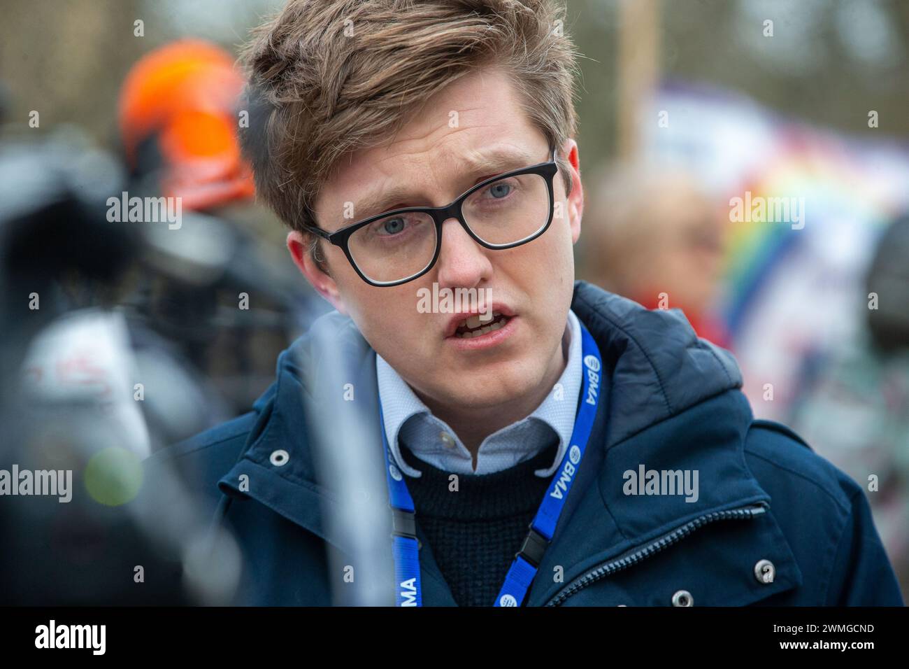 Londres, Angleterre, Royaume-Uni. 26 février 2024. Le co-président du comité junior de BMA, Dr ROBERT LAURENSON, vu à la ligne de piquetage à doctorsÂ extérieur de l'hôpital St Thomas. (Crédit image : © Tayfun Salci/ZUMA Press Wire) USAGE ÉDITORIAL SEULEMENT! Non destiné à UN USAGE commercial ! Crédit : ZUMA Press, Inc/Alamy Live News Banque D'Images