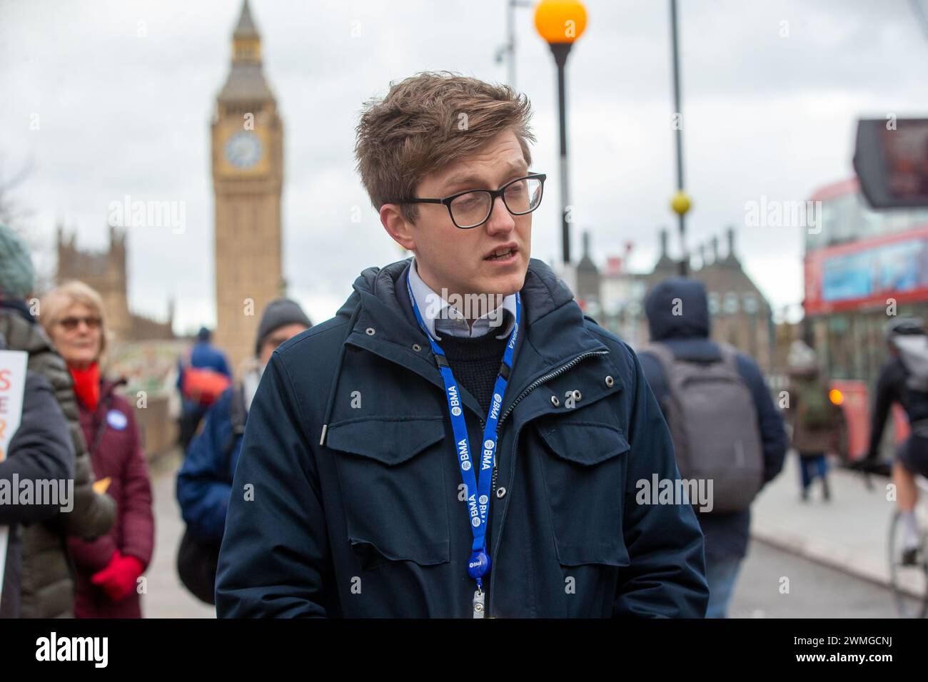 Londres, Angleterre, Royaume-Uni. 26 février 2024. Le co-président du comité junior de BMA, Dr ROBERT LAURENSON, vu à la ligne de piquetage à doctorsÂ extérieur de l'hôpital St Thomas. (Crédit image : © Tayfun Salci/ZUMA Press Wire) USAGE ÉDITORIAL SEULEMENT! Non destiné à UN USAGE commercial ! Crédit : ZUMA Press, Inc/Alamy Live News Banque D'Images