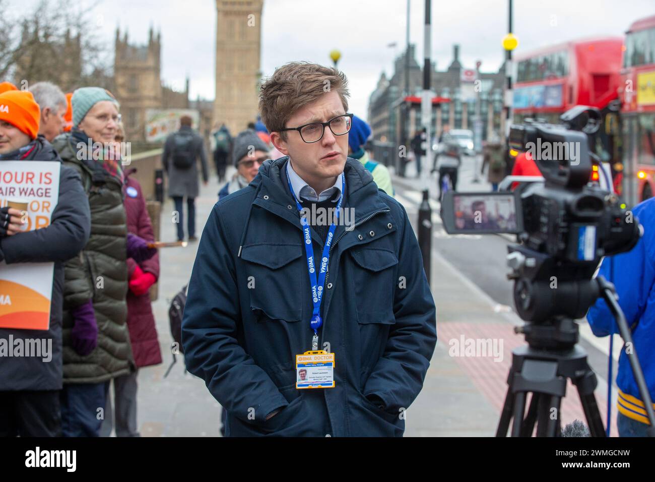 Londres, Angleterre, Royaume-Uni. 26 février 2024. Le co-président du comité junior de BMA, Dr ROBERT LAURENSON, vu à la ligne de piquetage à doctorsÂ extérieur de l'hôpital St Thomas. (Crédit image : © Tayfun Salci/ZUMA Press Wire) USAGE ÉDITORIAL SEULEMENT! Non destiné à UN USAGE commercial ! Crédit : ZUMA Press, Inc/Alamy Live News Banque D'Images