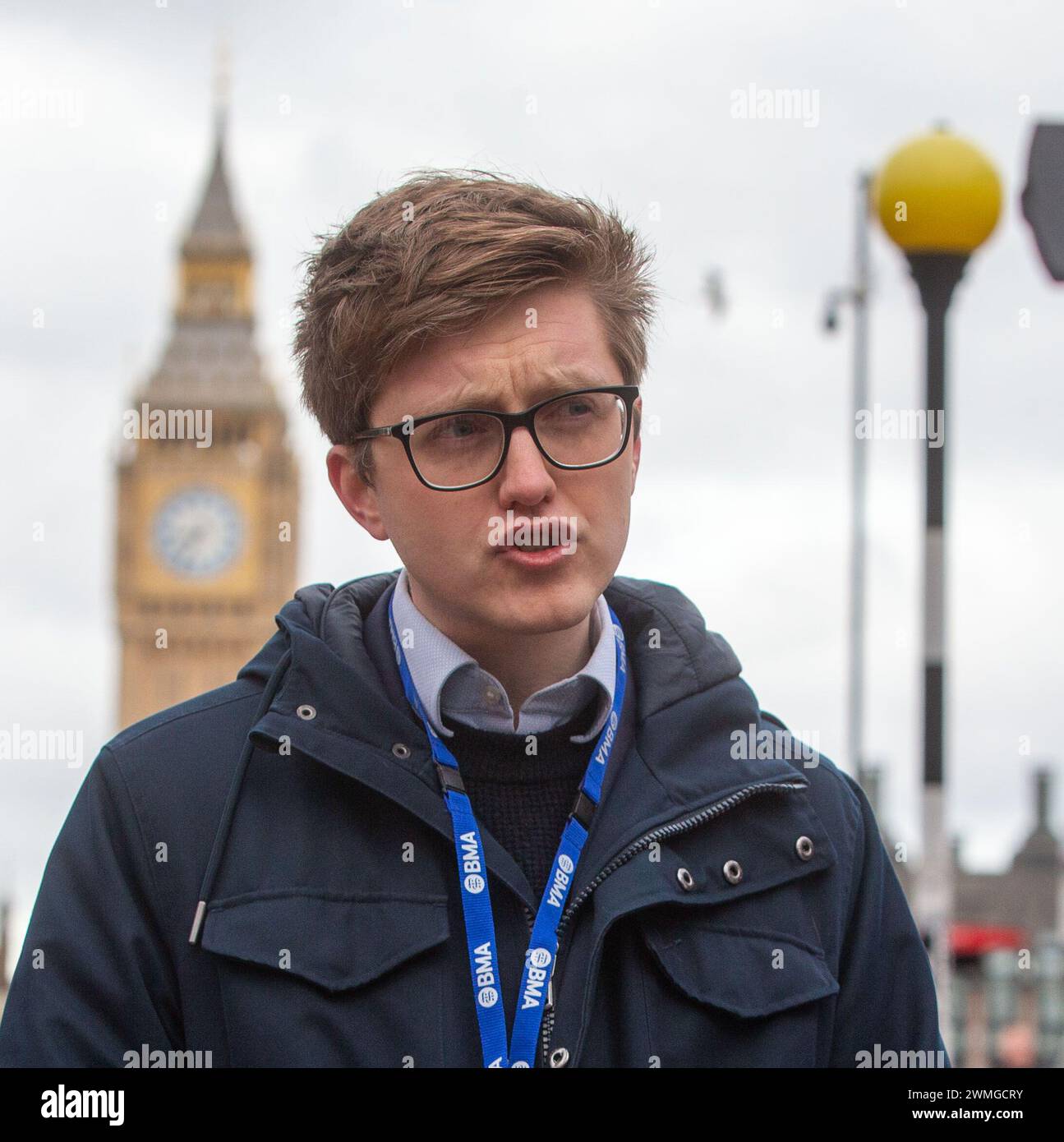 Londres, Angleterre, Royaume-Uni. 26 février 2024. Le co-président du comité junior de BMA, Dr ROBERT LAURENSON, vu à la ligne de piquetage à doctorsÂ extérieur de l'hôpital St Thomas. (Crédit image : © Tayfun Salci/ZUMA Press Wire) USAGE ÉDITORIAL SEULEMENT! Non destiné à UN USAGE commercial ! Crédit : ZUMA Press, Inc/Alamy Live News Banque D'Images