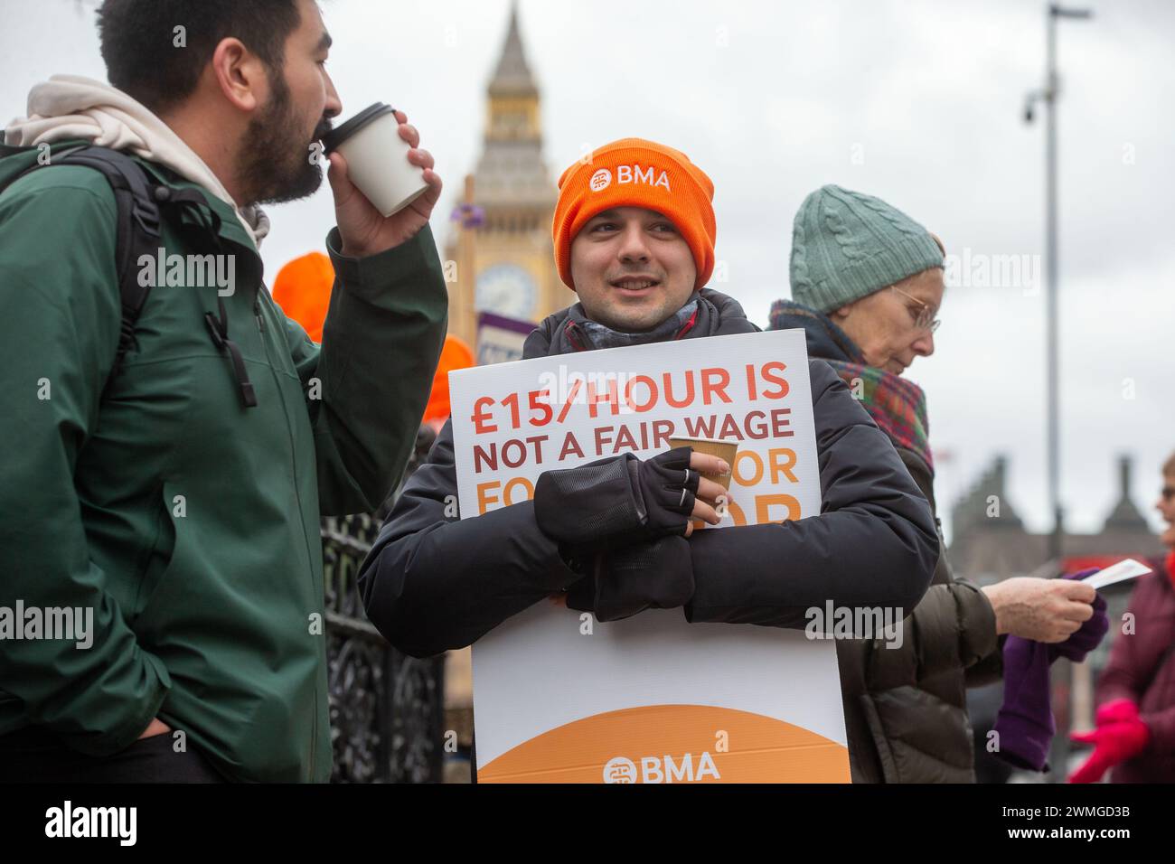 Londres, Angleterre, Royaume-Uni. 26 février 2024. Les médecins en formation sont vus à la ligne de piquetage devant l'hôpital St Thomas. (Crédit image : © Tayfun Salci/ZUMA Press Wire) USAGE ÉDITORIAL SEULEMENT! Non destiné à UN USAGE commercial ! Crédit : ZUMA Press, Inc/Alamy Live News Banque D'Images