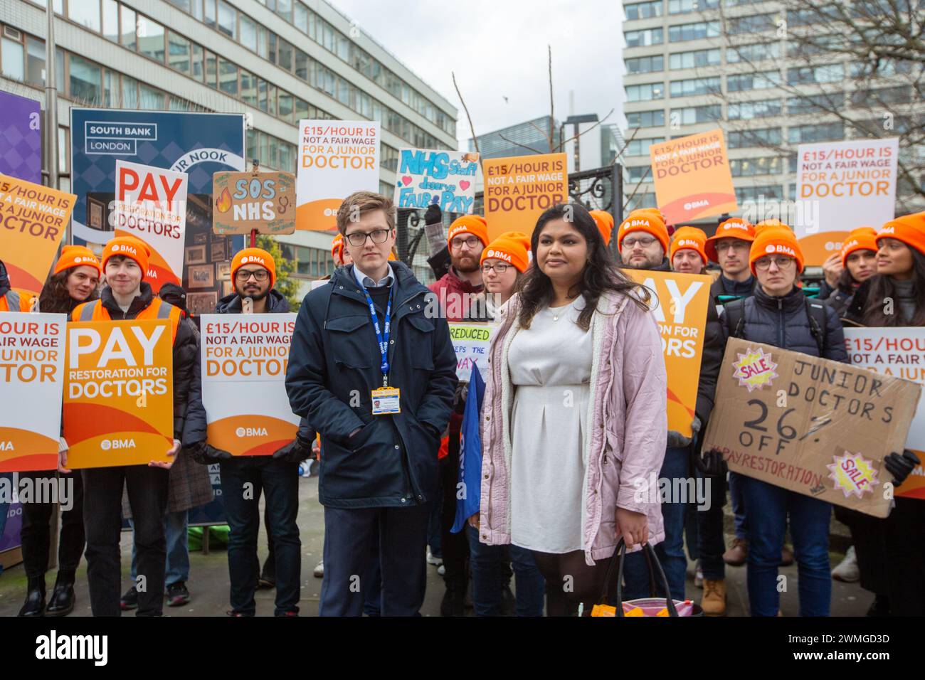 Londres, Angleterre, Royaume-Uni. 26 février 2024. Le coprésident du comité junior de BMA doctorsÂ, Dr ROBERT LAURENSON, et le vice-président SUMI MANIRAJAN sont vus à la ligne de piquetage à l'extérieur de l'hôpital St Thomas. (Crédit image : © Tayfun Salci/ZUMA Press Wire) USAGE ÉDITORIAL SEULEMENT! Non destiné à UN USAGE commercial ! Crédit : ZUMA Press, Inc/Alamy Live News Banque D'Images