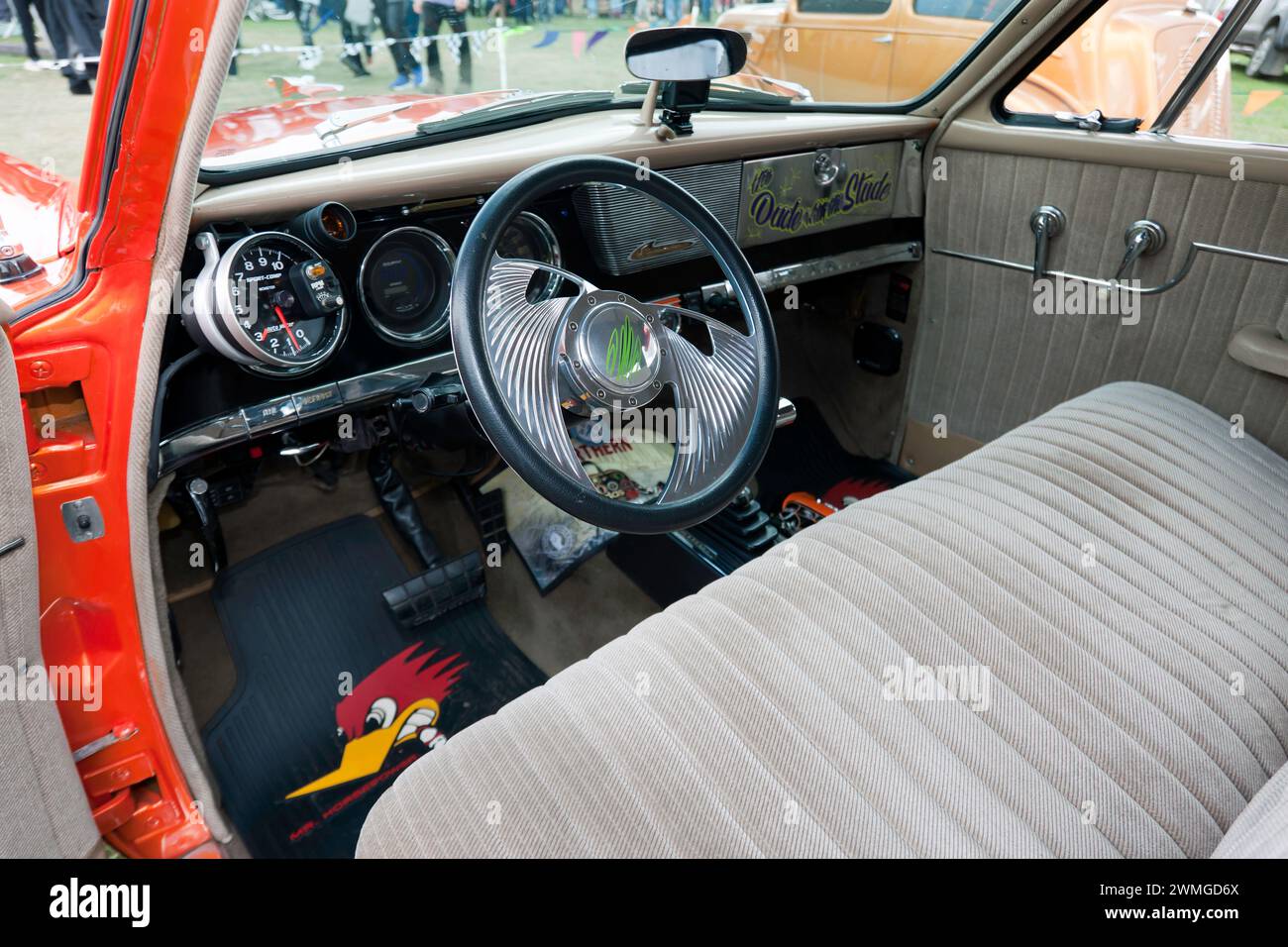 Vue intérieure d'un rare Studebaker commander Starlight coupé Hot Rod, exposé au Yokohama Shift and Drift zone du Festival de Silverstone 2023 Banque D'Images