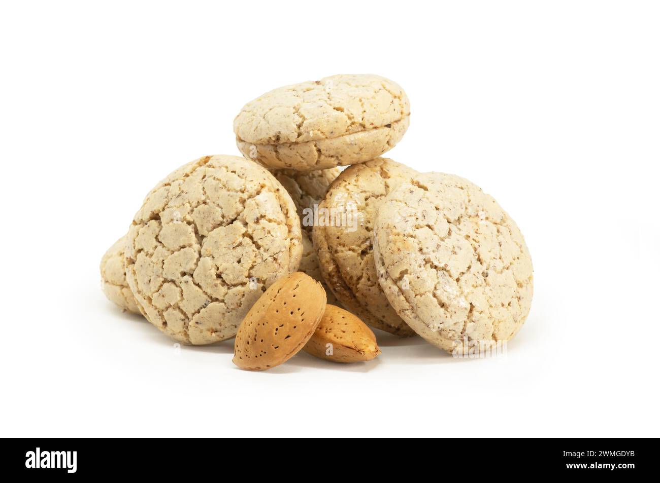Biscuit aux amandes Acibadem avec amande isolé sur fond blanc, turc Banque D'Images