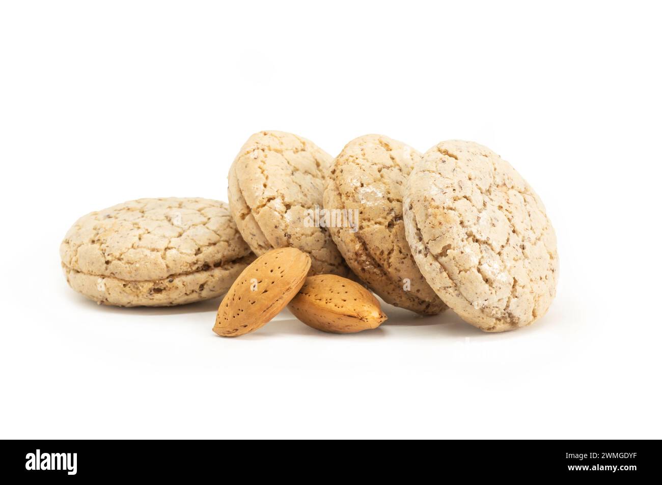 Biscuit aux amandes Acibadem avec amande isolé sur fond blanc, turc Banque D'Images