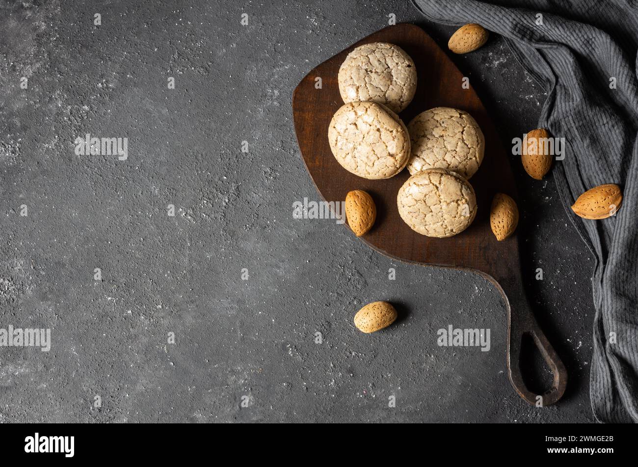 Biscuit aux amandes Acibadem avec amande sur fond rustique, cuisine turque Banque D'Images