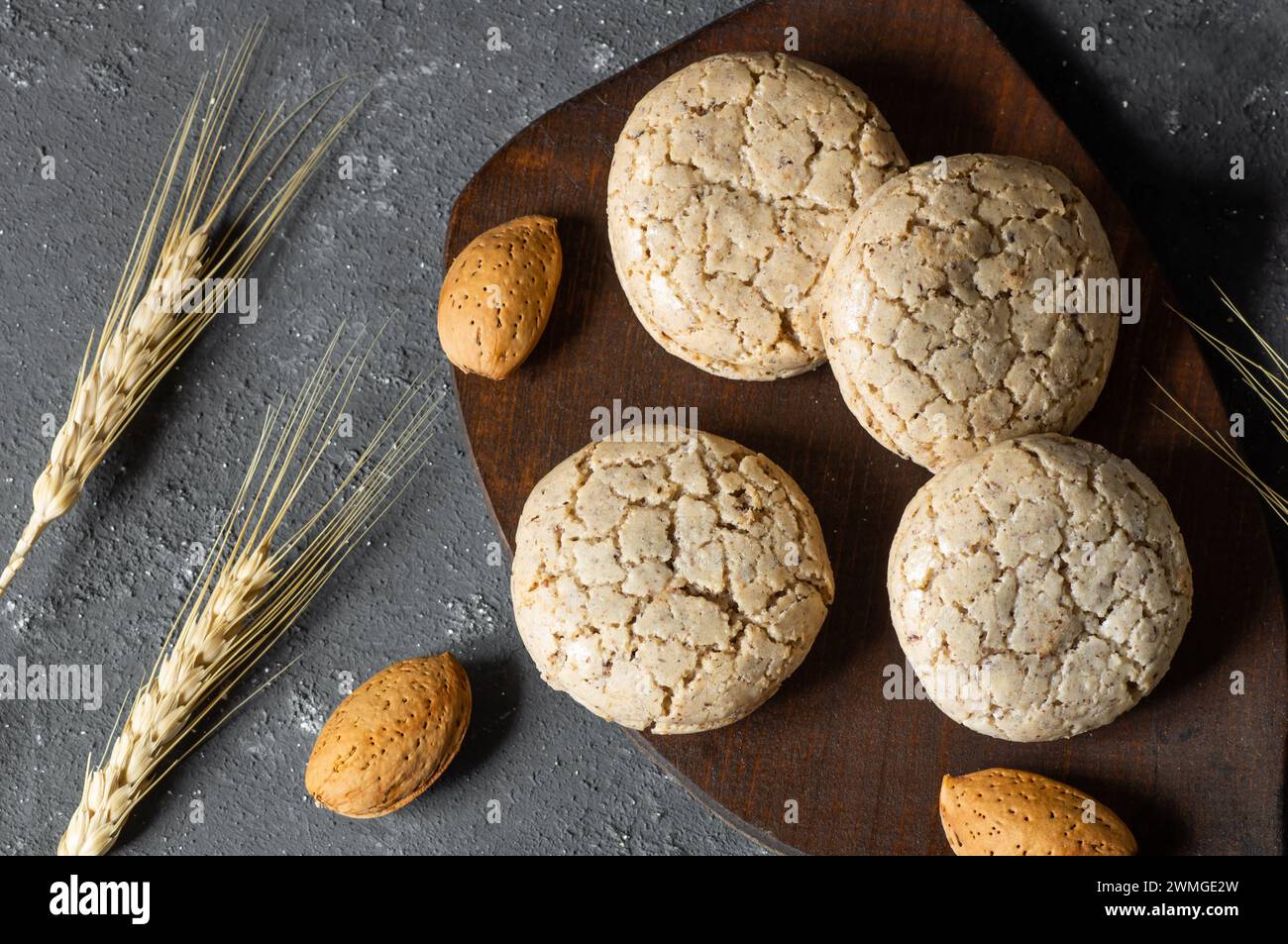 Biscuit aux amandes Acibadem avec amande sur fond rustique, cuisine turque Banque D'Images