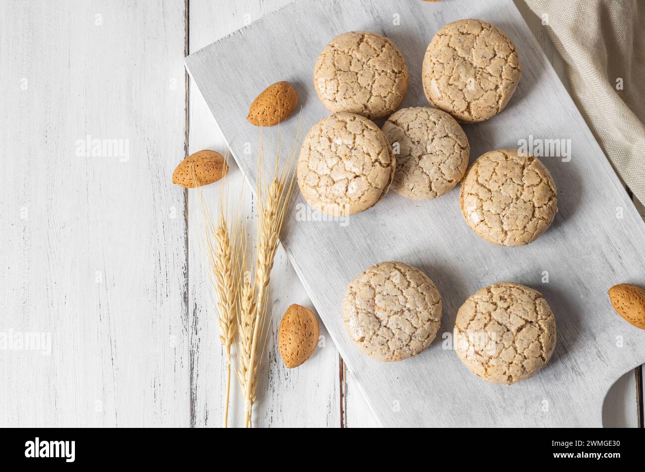 Biscuit aux amandes Acibadem avec amande sur fond rustique, cuisine turque Banque D'Images
