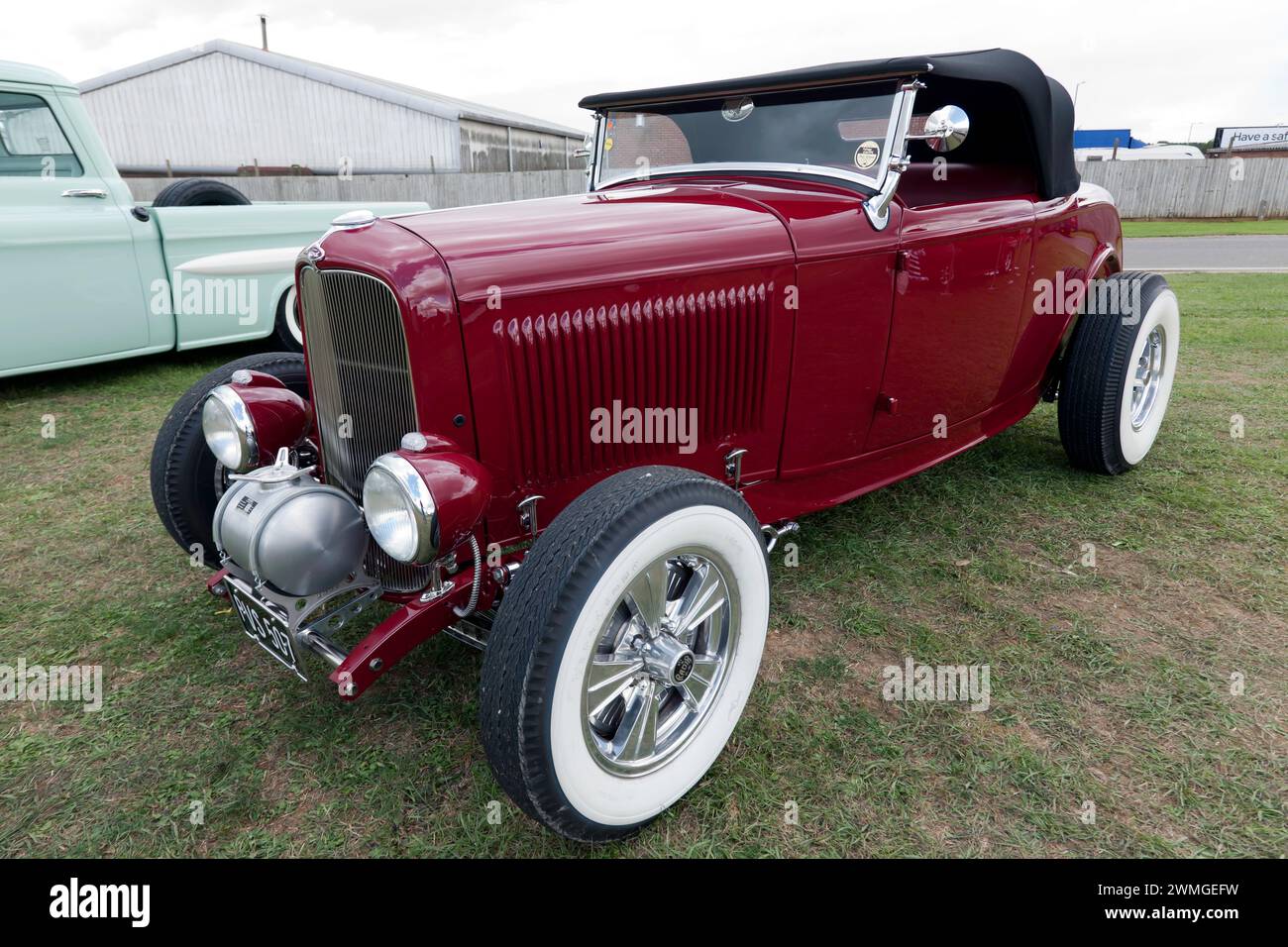Vue de trois quarts avant d'un Hot-Rod Red, Ford modèle B 1932, exposé dans la zone de changement de vitesse et de dérive de Yokahama, du Festival Silverstone 2023 Banque D'Images