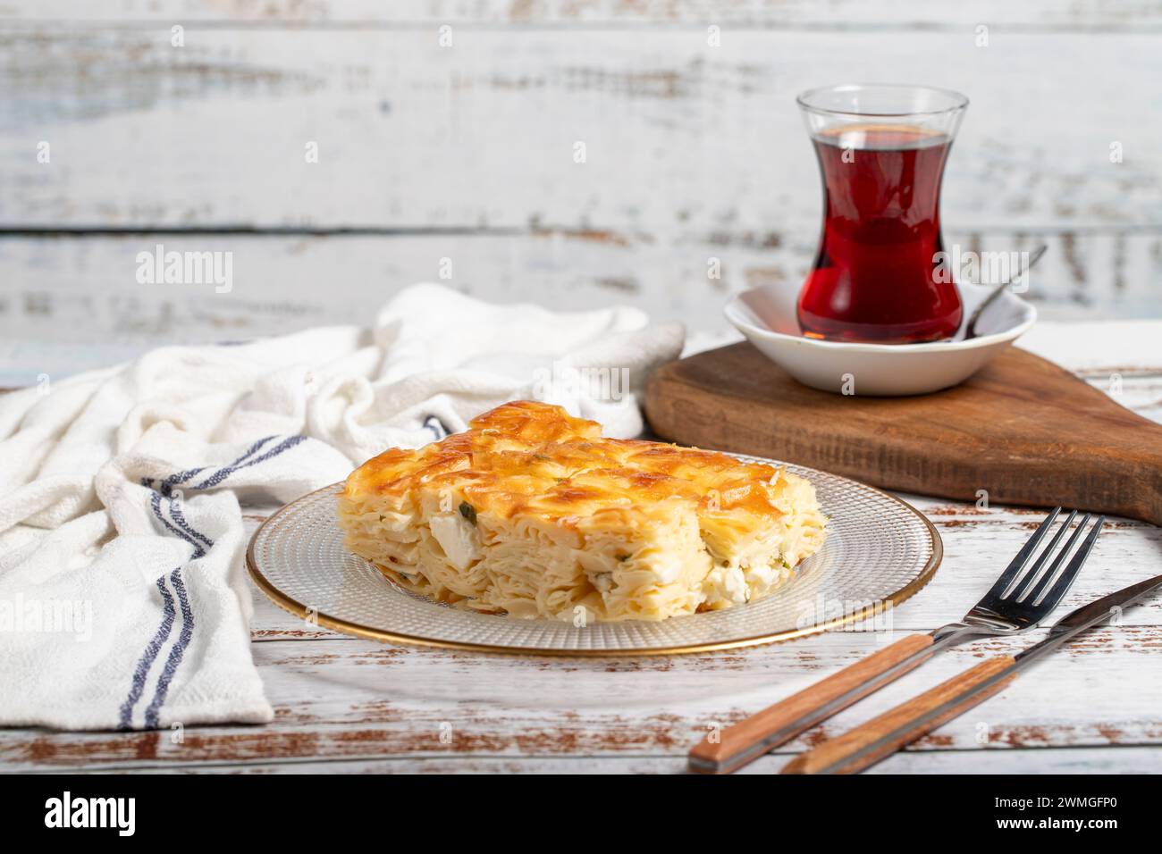 Cheesy borek. Produits de boulangerie. Pâte au fromage sur fond blanc. nom local peynirli su börek Banque D'Images