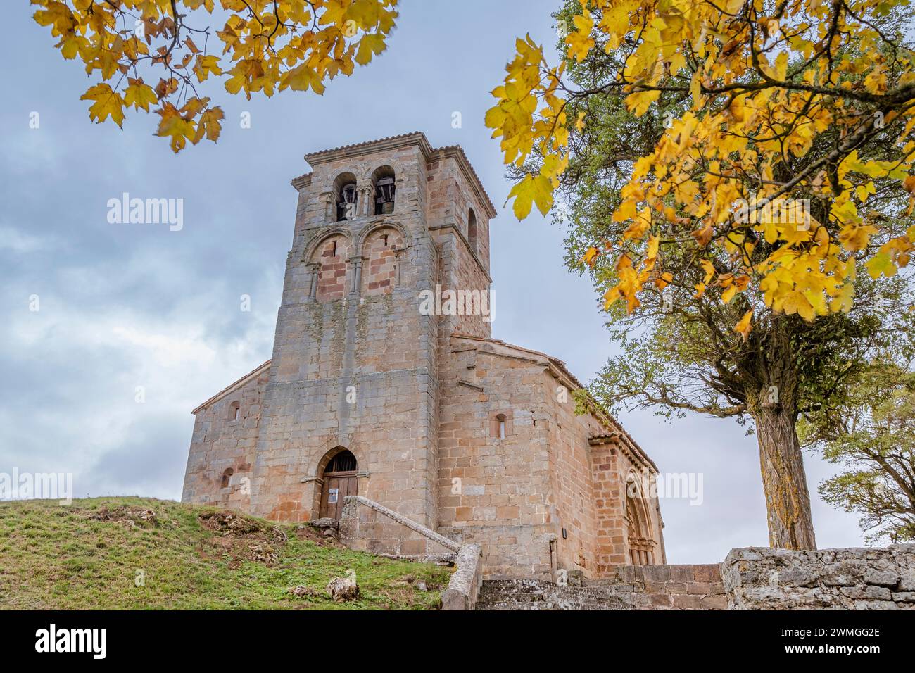 Église romane de Santa María la Real, Las Henestrosas de las Quintanillas, municipalité de Valdeolea, Cantabrie, Espagne Banque D'Images