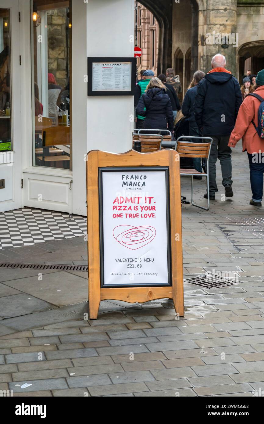 Franco Manca pizza restaurant publicité Valentine's Menu, Silver Street, Lincoln City, Lincolnshire, Angleterre, ROYAUME-UNI Banque D'Images