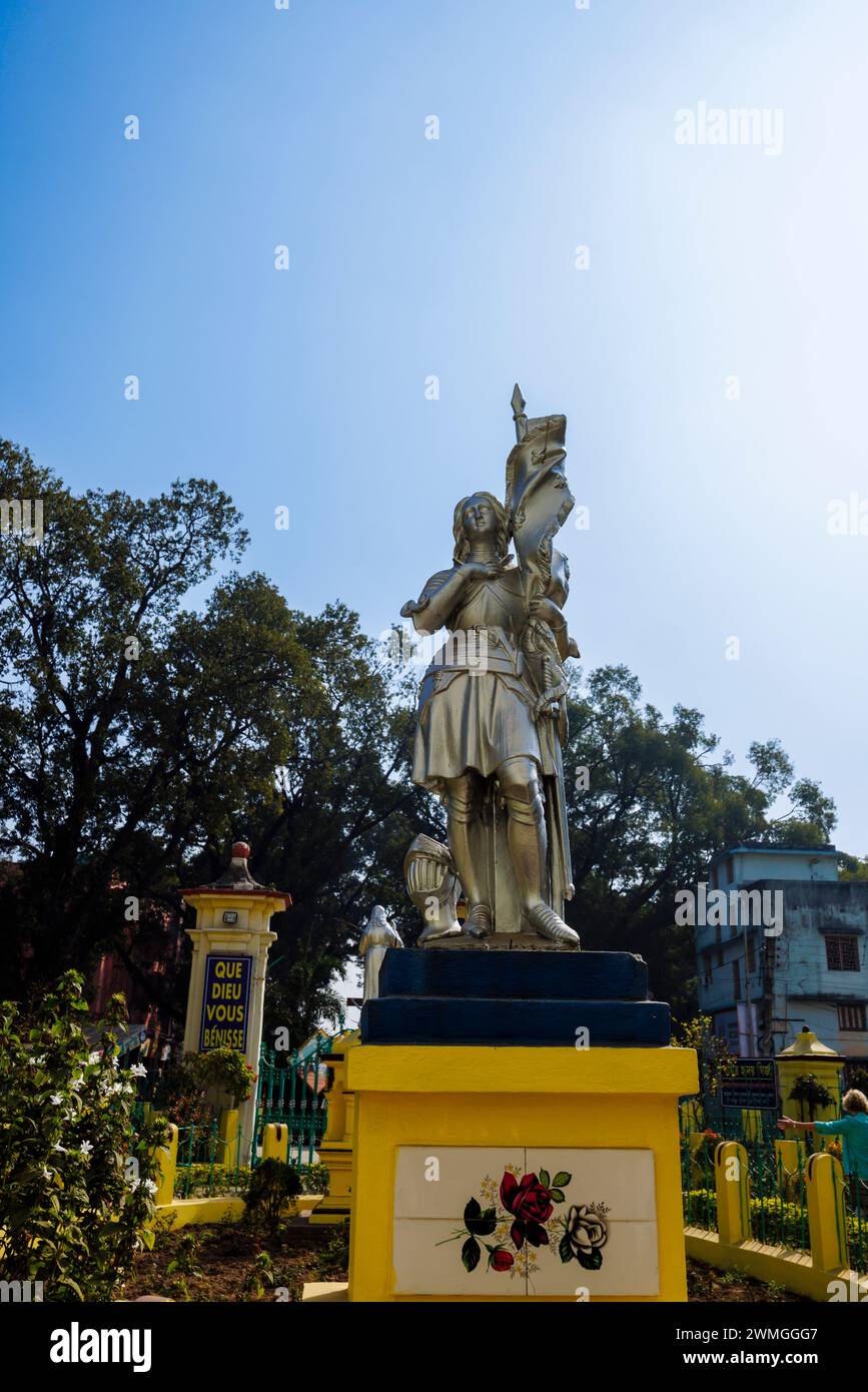 Statue de Sainte Jeanne d'Arc devant l'église du Sacré-cœur, une église catholique fondée en 1691 à Chandannagar (Chandernagore), au Bengale occidental, en Inde Banque D'Images