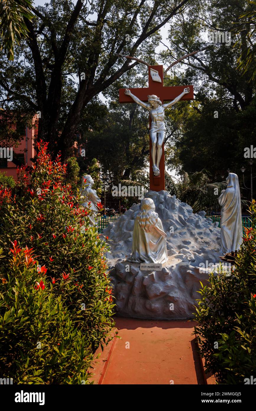 Sculpture de la crucifixion dans le Calvaire, église du Sacré-cœur, une église catholique de 1691 à Chandannagar (Chandernagore), Bengale occidental, Inde Banque D'Images