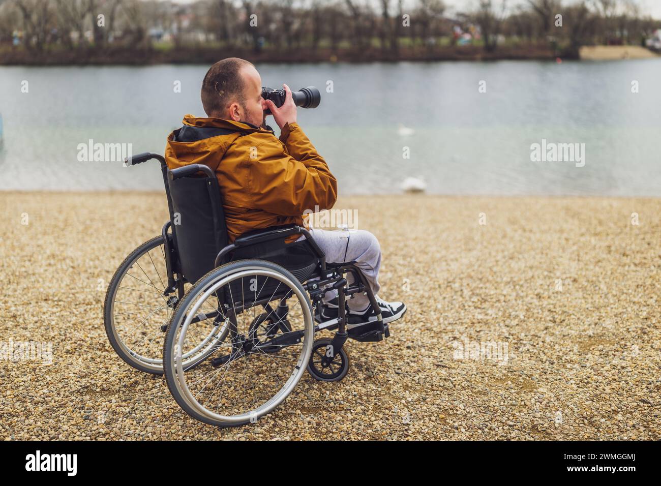 Un handicapé paraplégique en fauteuil roulant photographie en plein air. Banque D'Images