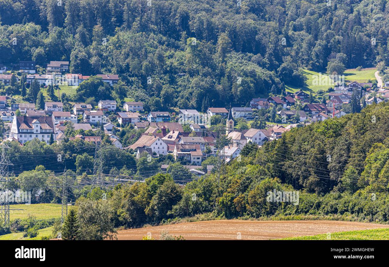 Blick in Richtung der deutschen Gemeinde Gurtweil einem Ortsteil von Waldshut-Tiengen. (Waldshut-Tiengen, Allemagne, 30.07.2023) Banque D'Images