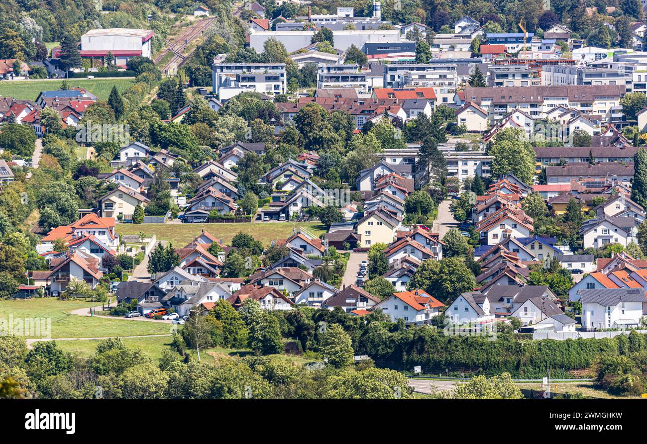 Ein Wohnquartier mit Eigenheimen in Lauchringen, einer Nachbargemeinden von Waldshut-Tiengen. (Waldshut-Tiengen, Allemagne, 30.07.2023) Banque D'Images