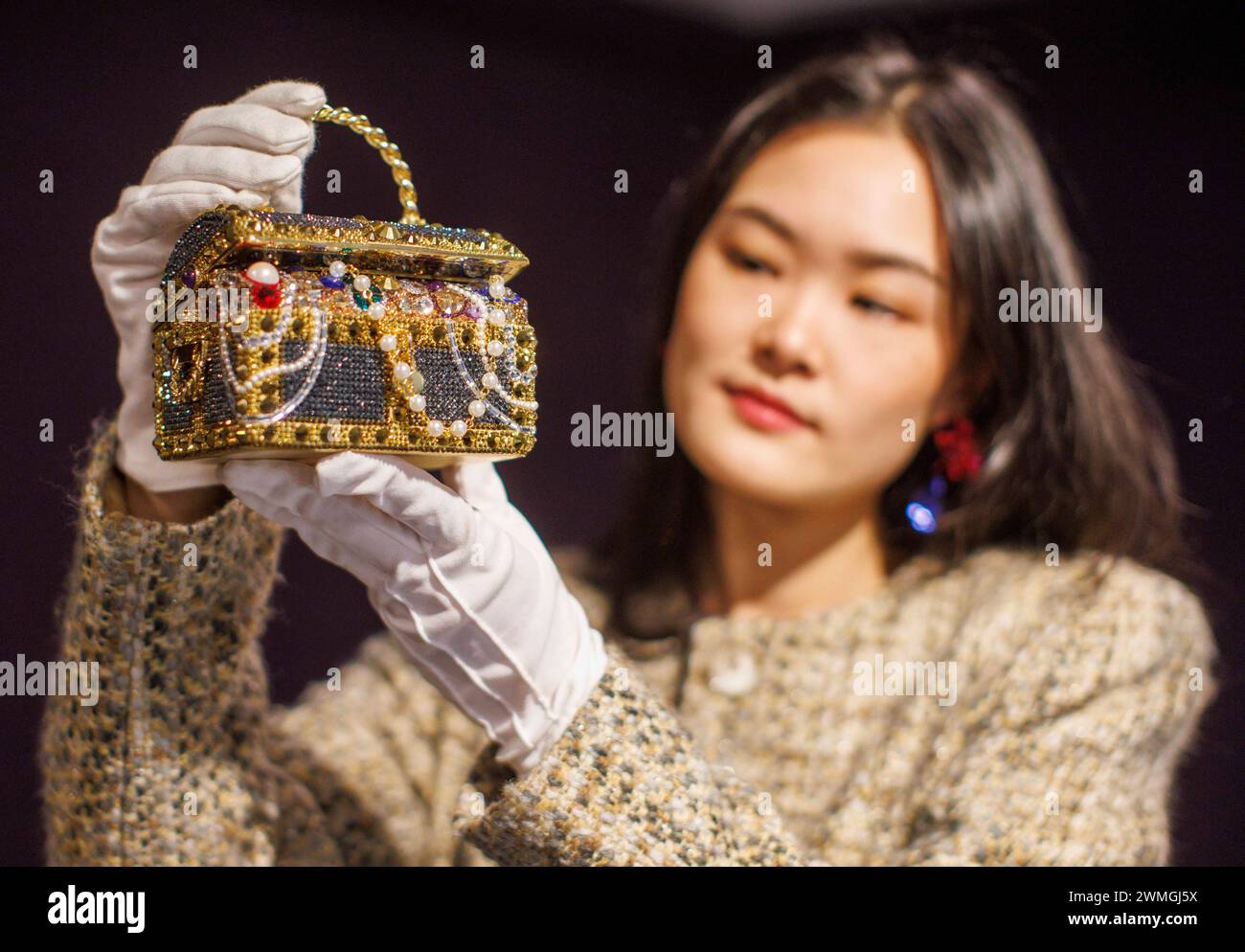 Londres, Royaume-Uni. 26 février 2024. Judith Leiber : a Gold 'Sunken Treasure Chest' Clutch Bag, 2022, est £600 - £800 aperçu de presse de la vente de sacs à main et de mode chez Bonhams Knightsbridge. La vente aura lieu le mercredi 28 février à Bonhams. Crédit : Mark Thomas/Alamy Live News Banque D'Images