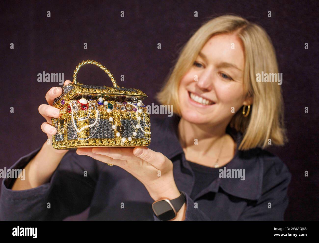 Londres, Royaume-Uni. 26 février 2024. Judith Leiber : a Gold 'Sunken Treasure Chest' Clutch Bag, 2022, est £600 - £800 aperçu de presse de la vente de sacs à main et de mode chez Bonhams Knightsbridge. La vente aura lieu le mercredi 28 février à Bonhams. Crédit : Mark Thomas/Alamy Live News Banque D'Images