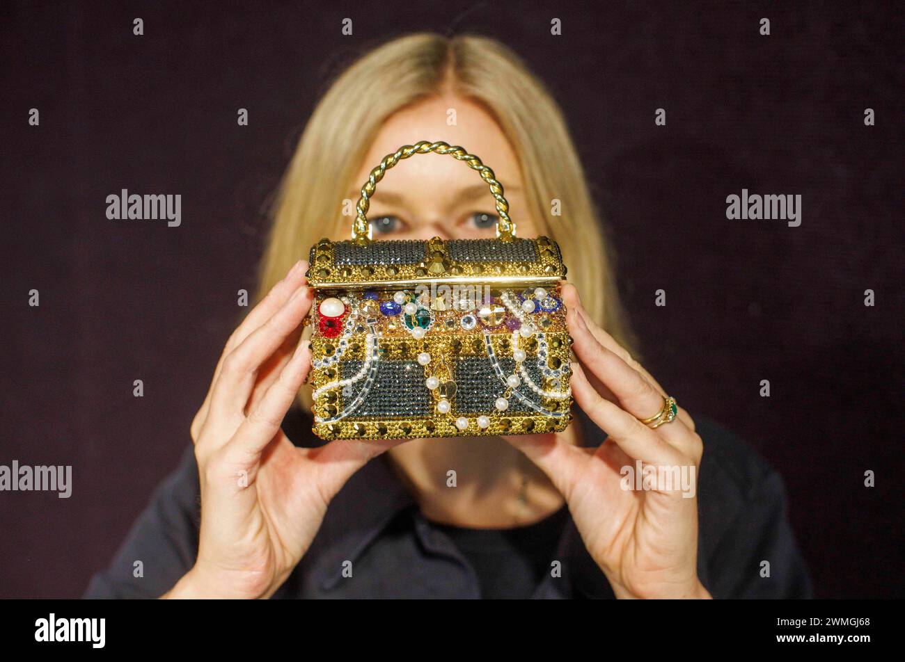 Londres, Royaume-Uni. 26 février 2024. Judith Leiber : a Gold 'Sunken Treasure Chest' Clutch Bag, 2022, est £600 - £800 aperçu de presse de la vente de sacs à main et de mode chez Bonhams Knightsbridge. La vente aura lieu le mercredi 28 février à Bonhams. Crédit : Mark Thomas/Alamy Live News Banque D'Images