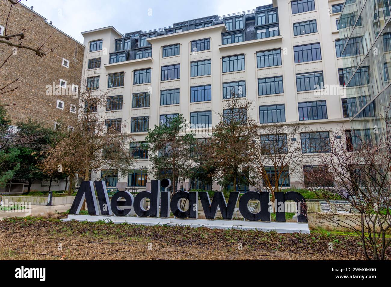 Vue extérieure du quartier général du Mediawan. Mediawan est un groupe français spécialisé dans la production et la distribution de contenus audiovisuels Banque D'Images