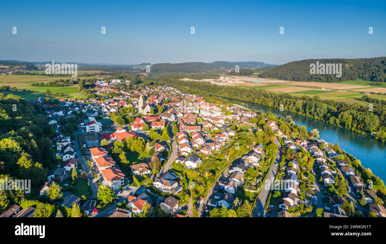 Blick auf die im Landkreis Waldshut liegende Gemeinde Hohentengen am Hochrhein, direkt an der Grenze zur Schweiz. (Hohentengen am Hochrhein, Deutschla Banque D'Images
