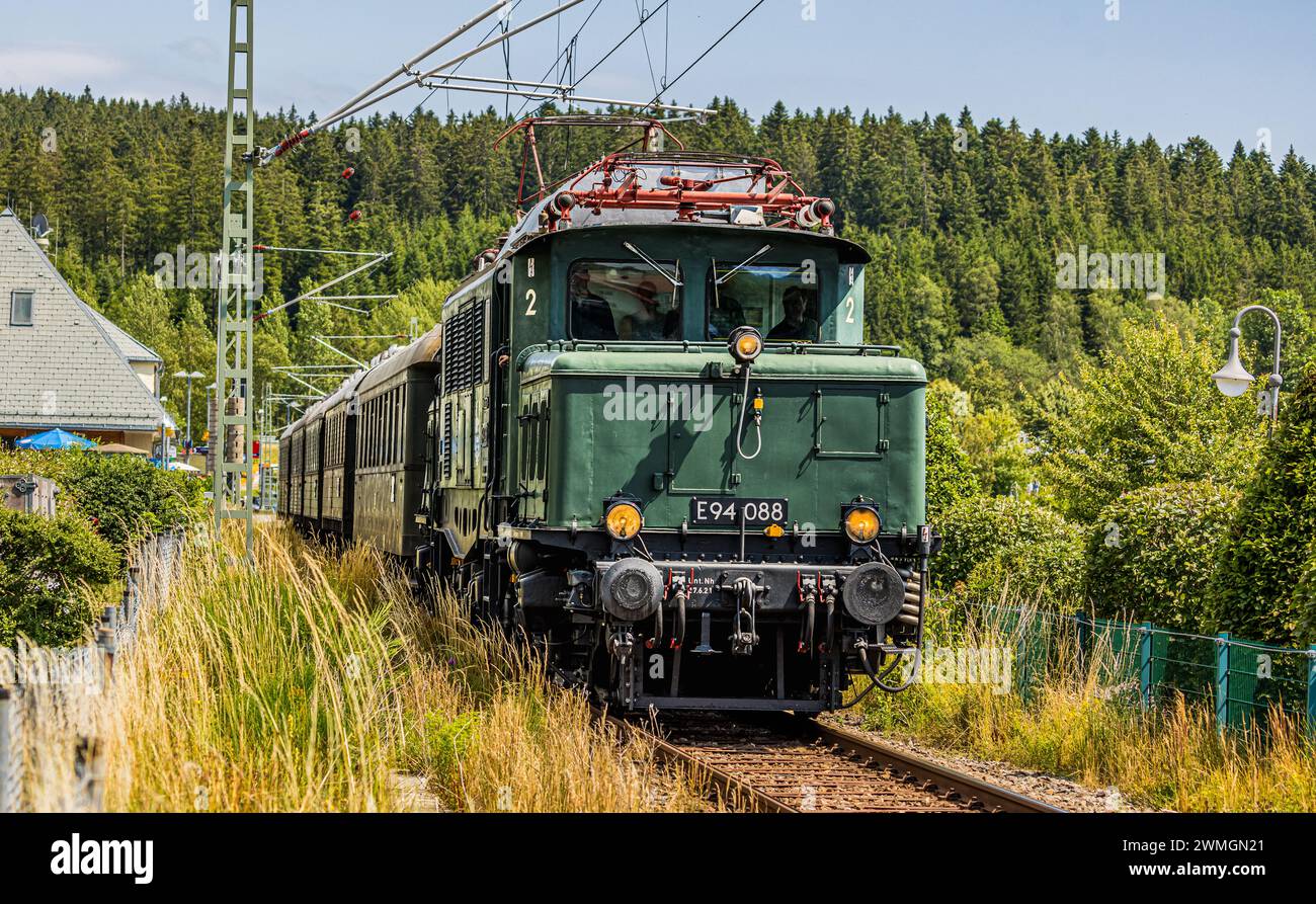 Eine Güterzugelektrolokomotive E94 088 der Dreiseenbahn ist unterwegs vom Bahnhof Schluchsee zum Bahnhof Aha im Hochschwarzwald. (Schluchsee, Deutschl Banque D'Images