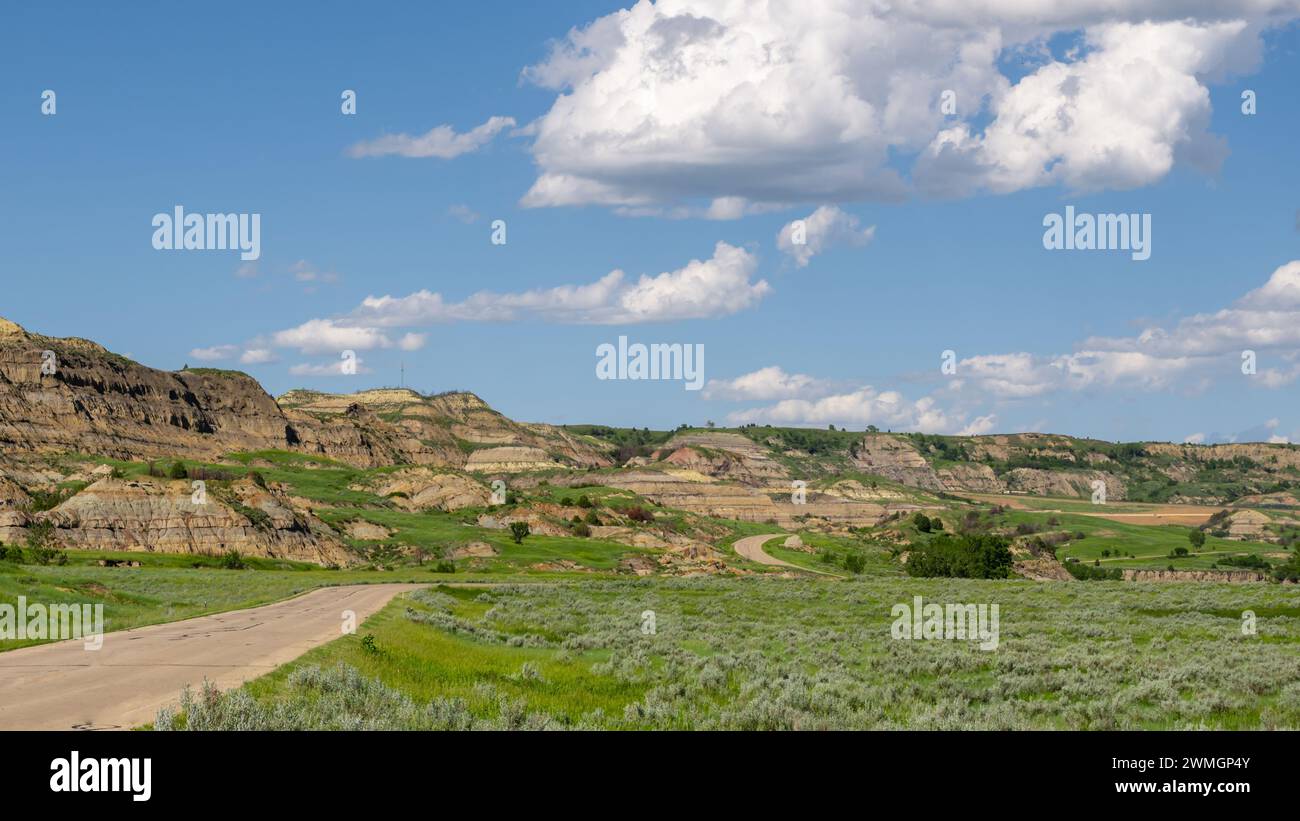 Des collines striées sur Scenic Drive Road traversent l'unité nord, Theodore Roosevelt National Park, Dakota du Nord Banque D'Images