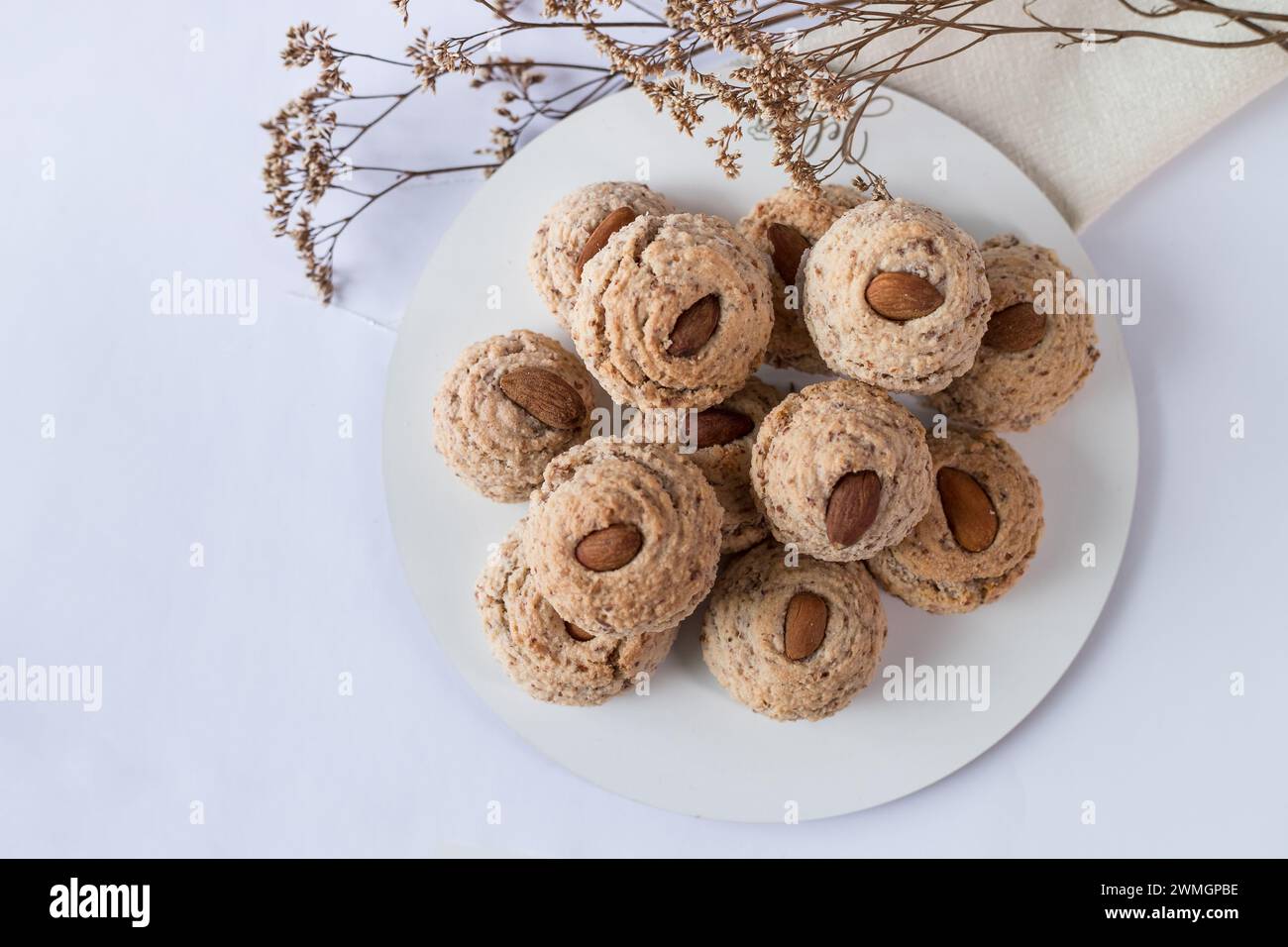 Almendrados, boulettes ou biscuits typiques à base d'amandes, de sucre et de blancs d'oeufs. Gâteaux aux amandes sur fond blanc. Banque D'Images