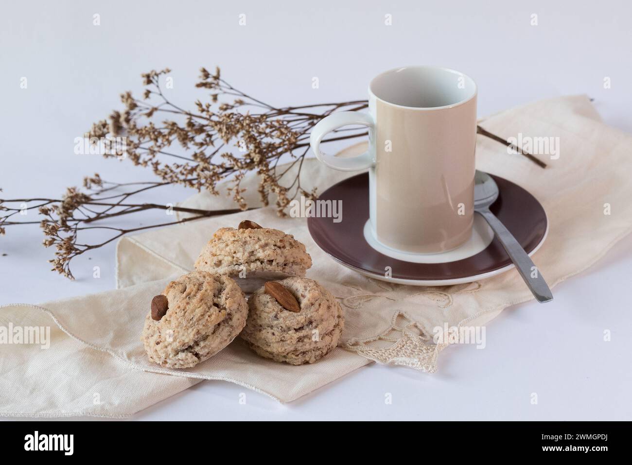 Almendrados, boulettes ou biscuits typiques à base d'amandes, de sucre et de blancs d'œufs. Gâteaux aux amandes et au café sur fond blanc. Banque D'Images