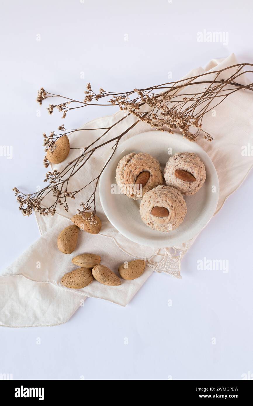 Almendrados, boulettes ou biscuits typiques à base d'amandes, de sucre et de blancs d'oeufs. Gâteaux aux amandes sur fond blanc. Banque D'Images