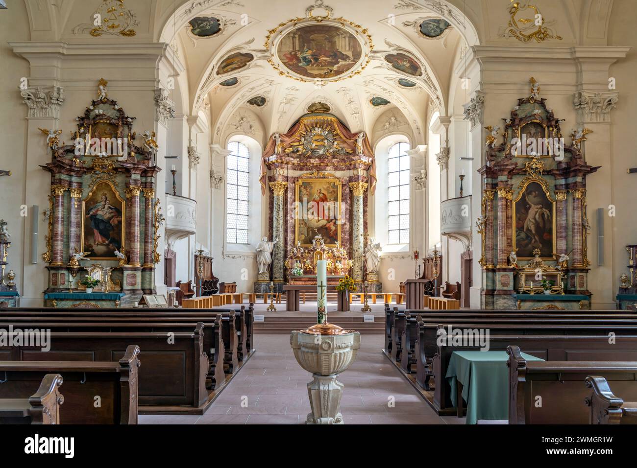 Die Römisch-katholische Pfarrkirche Peter in Endingen am Kaiserstuhl, Baden-Württemberg, Deutschland | produits Intérieur de l'église Pierre, Endingen am Ka Banque D'Images