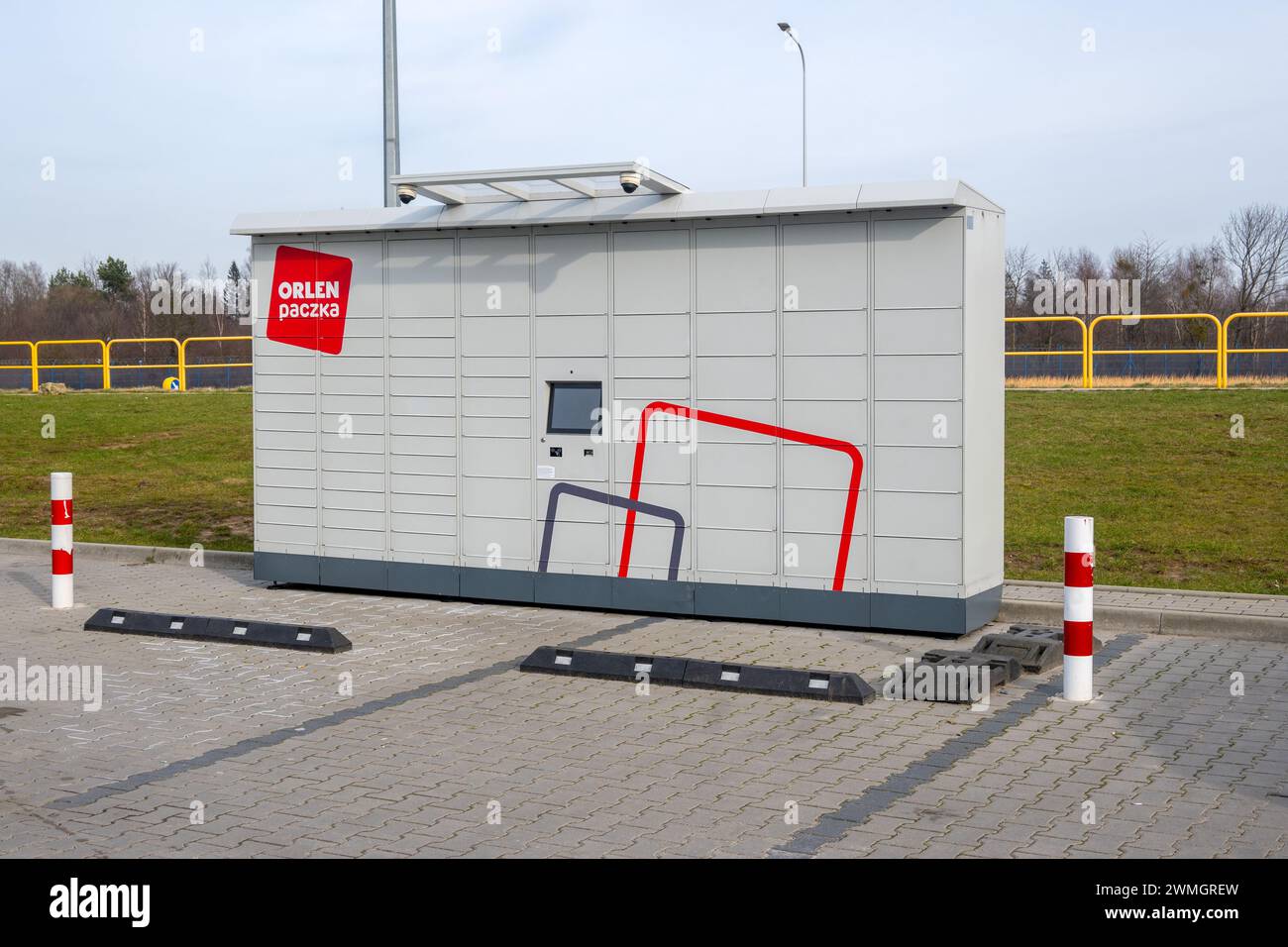 Gdynia, Pologne - 25 février 2024 : station de livraison en libre-service de machines à colis Orlen. Terminal de colis automatisé (casier à colis, terminal postal) sur Banque D'Images