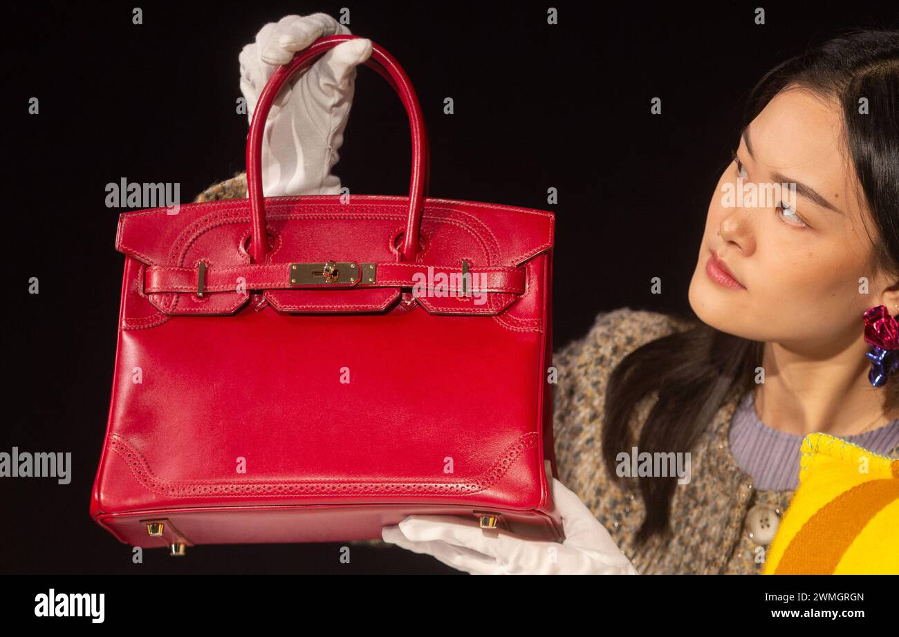 Londres, Angleterre, Royaume-Uni. 26 février 2024. Hermes Rubis Tadelakt Leather Ghillies Birkin 30 Limited Edition 2012 est Â£6 000-Â£8 000 avant-première de presse de la vente de sacs à main et mode chez Bonhams Knightsbridge. (Crédit image : © Tayfun Salci/ZUMA Press Wire) USAGE ÉDITORIAL SEULEMENT! Non destiné à UN USAGE commercial ! Crédit : ZUMA Press, Inc/Alamy Live News Banque D'Images