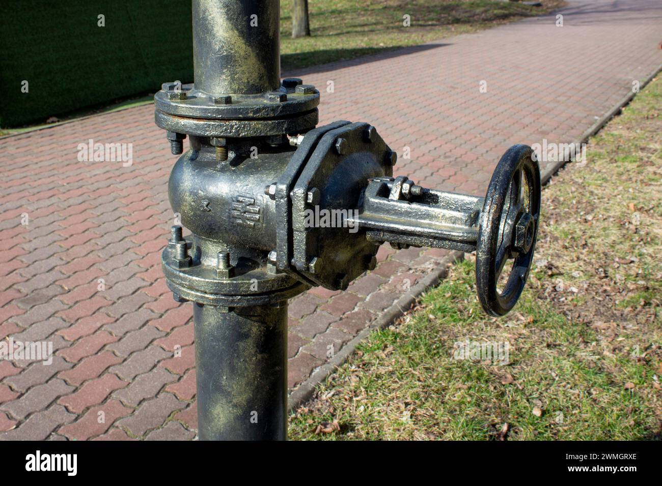 Un robinet-vanne antique d'un grand robinet dans un système d'approvisionnement en eau municipal. La soupape est en fonte. Banque D'Images