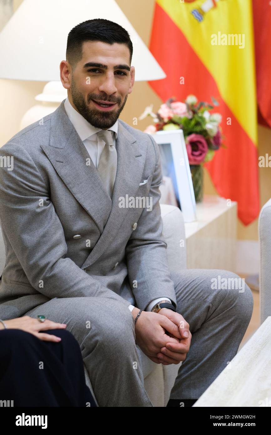 La championne du monde poids plume de l'UFC Ilia Topuria lors d'une rencontre avec le président de la Communauté de Madrid, à la Real Casa de Correos, le 2 février Banque D'Images