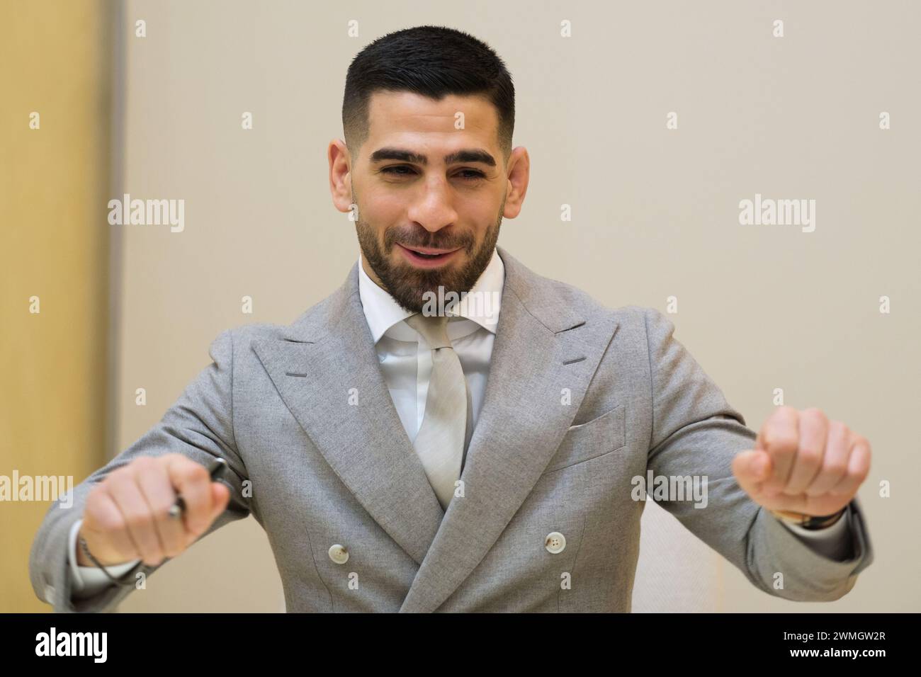 La championne du monde poids plume de l'UFC Ilia Topuria lors d'une rencontre avec le président de la Communauté de Madrid, à la Real Casa de Correos, le 2 février Banque D'Images