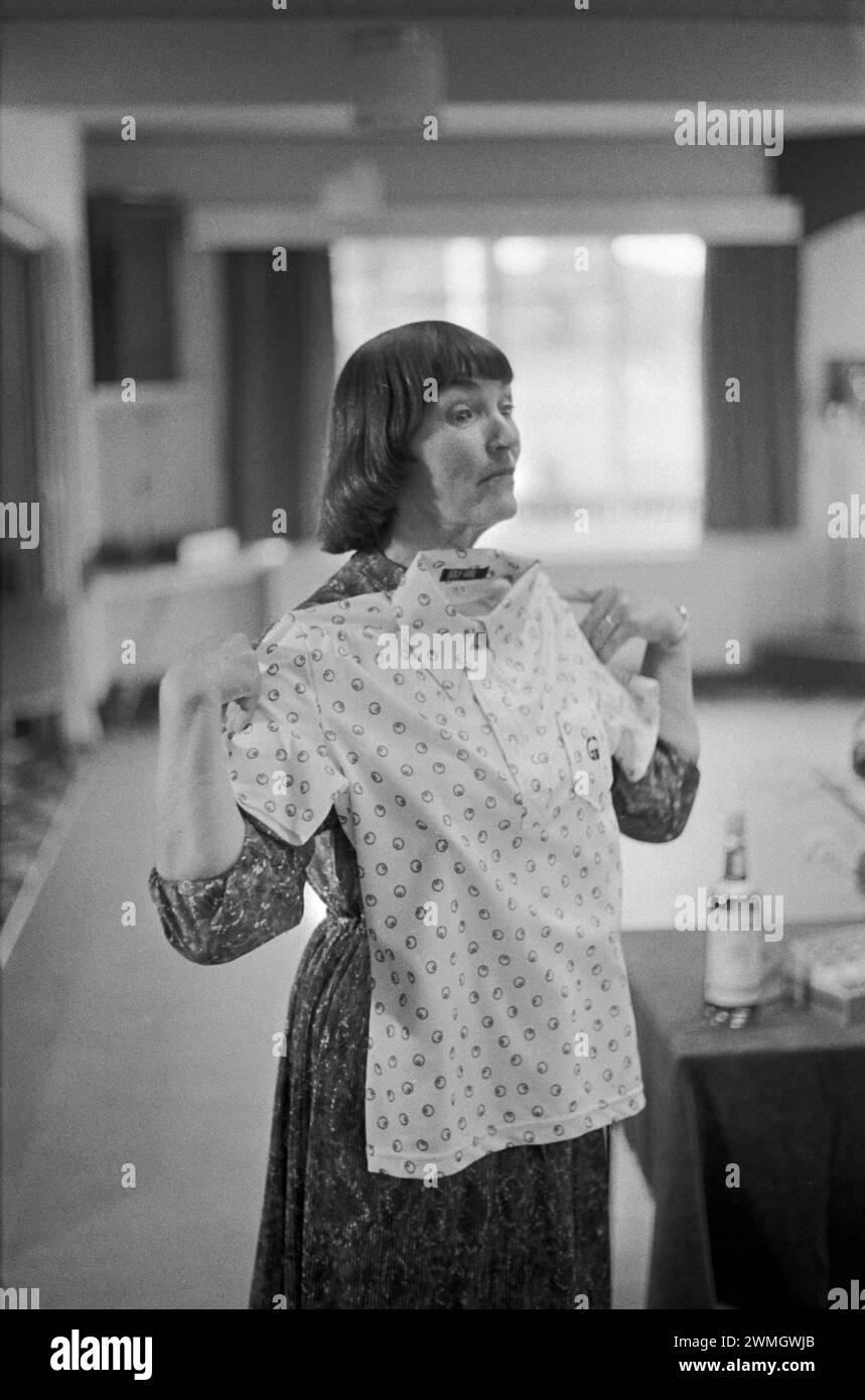 Tirage au sort, une blouse de femme présentée. Divertissements du dimanche après-midi, club de golf privé. Didsbury, Manchester, Angleterre 1981. ANNÉES 1980 ROYAUME-UNI HOMER SYKES Banque D'Images