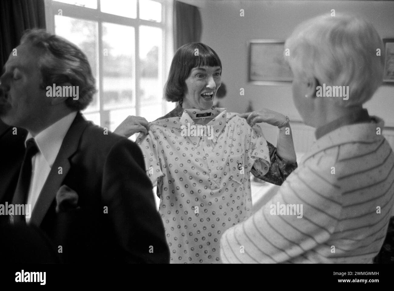 Tirage au sort, une blouse de femme présentée. Divertissements du dimanche après-midi, club de golf privé. Didsbury, Manchester, Angleterre 1981. ANNÉES 1980 ROYAUME-UNI HOMER SYKES Banque D'Images