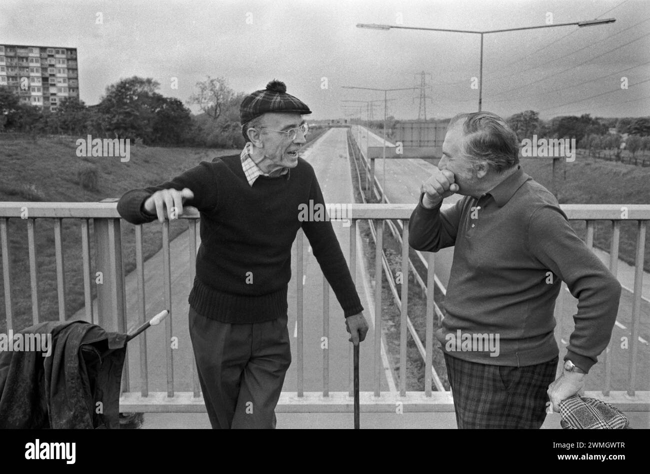 Didsbury, Manchester, Angleterre 1981. Club de golf de Didsbury, membres discutant AVEC HOMER SYKES des années 1980 au Royaume-Uni Banque D'Images