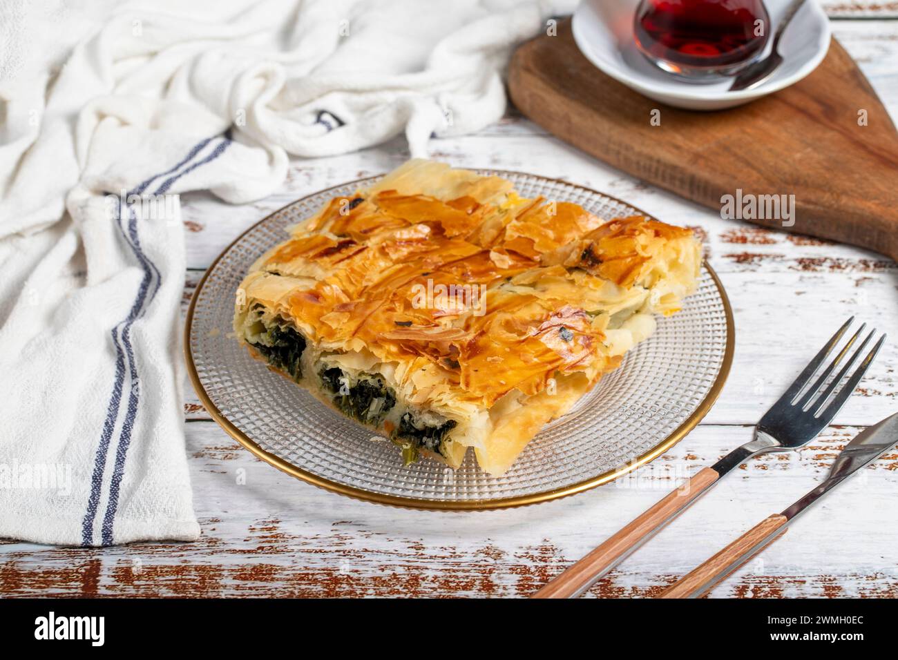 Pâte aux épinards. Produit de pâtisserie. Tarte aux épinards sur fond blanc. nom local ispanakli borek Banque D'Images